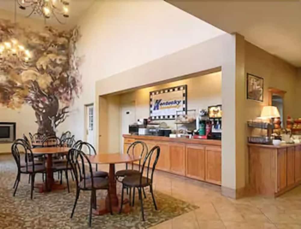 Ramada By Wyndham Sparta/At Speedway Restaurant foto
