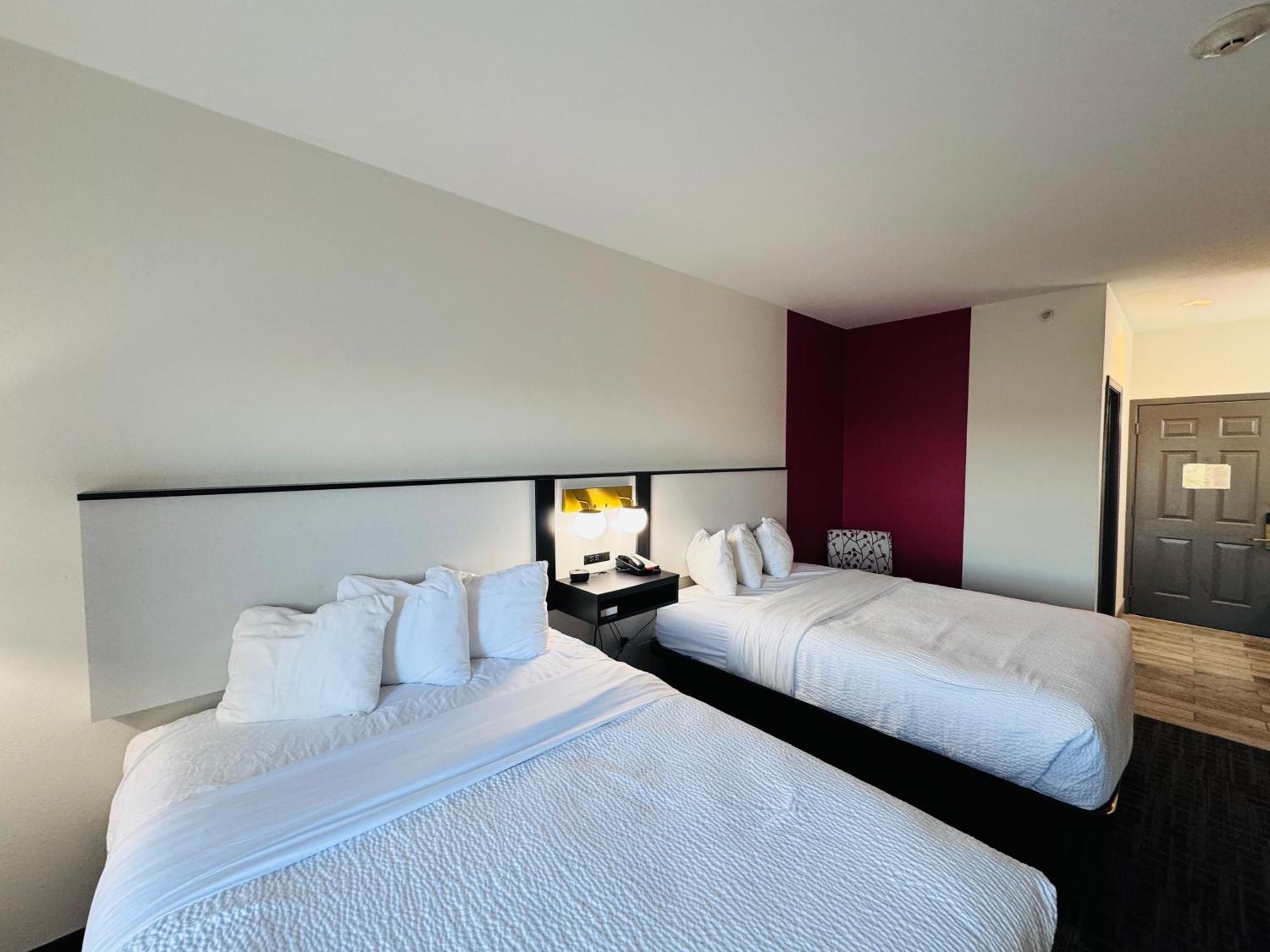 Ramada By Wyndham Sparta/At Speedway Buitenkant foto